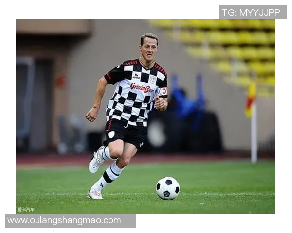 足球明星驾车风采尽显瞬间捕捉车上生活的独特魅力与个性展示 足球明星驾车风采尽显瞬间捕捉车上生活的独特魅力与个性展示